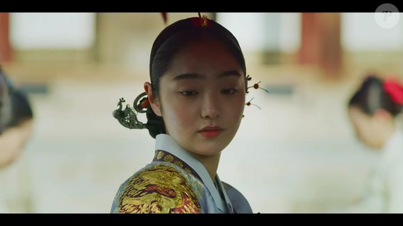 Consorte Cho – Kingdom: durante um apocalipse zumbi, trama engravidar de um falso herdeiro para manter o controle do trono