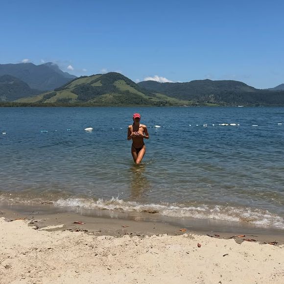 Sasha já tinha posado antes de topless