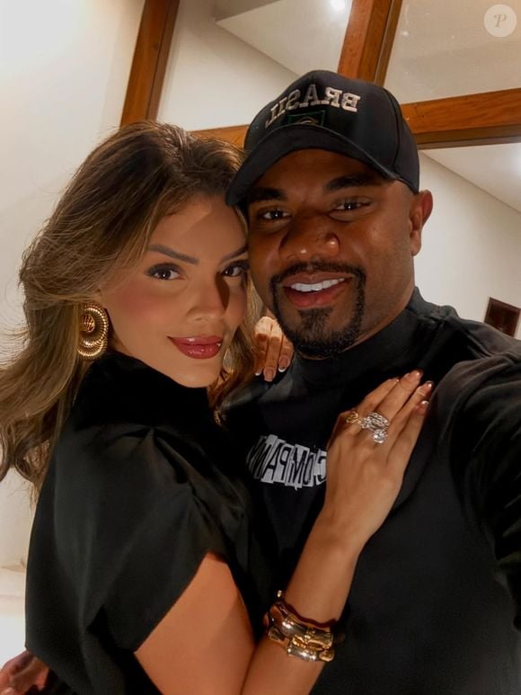 O campão do 'BBB 24', Davi Brito, oficializou o relacionamento de quase 4 meses com a influenciadora Emilly Araújo