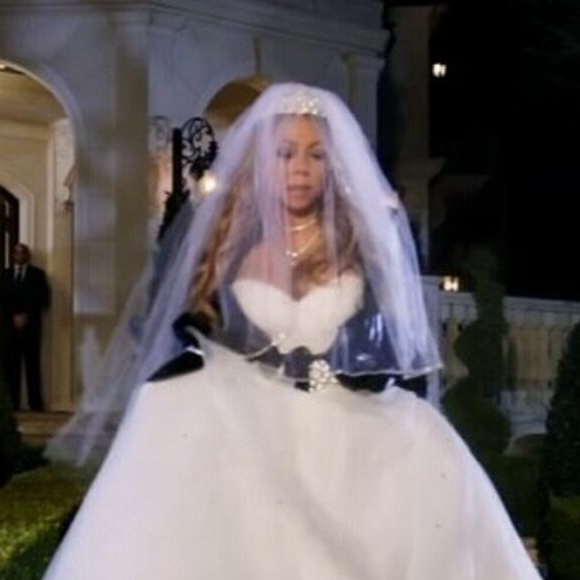 Durante um episódio de seu reality show "Mariah’s World", exibido pelo canal E!, a cantora protagonizou uma cena digna de cinema ao queimar um vestido de noiva assinado pela grife Valentino, avaliado em cerca de 250 mil dólares