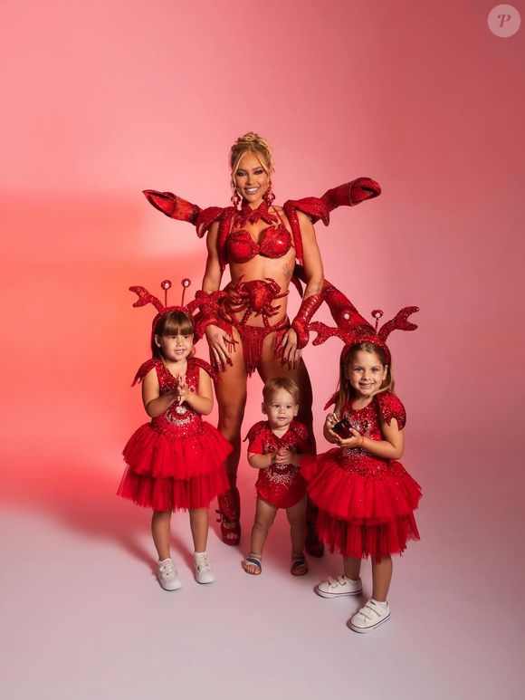 Estreia de Virgínia na Grande Rio teve look de 15 kg, homenagem a Vini Jr. e ausência das filhas nos bastidores. Saiba o que ela disse