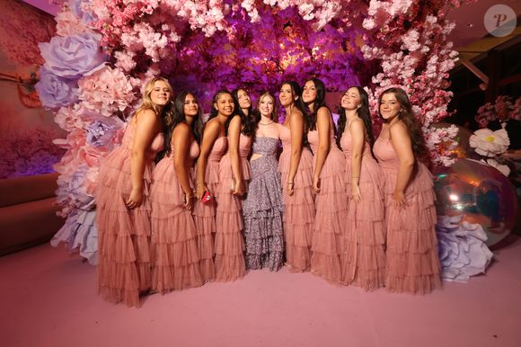 Ao lado das amigas, Lorena Queiroz teve oito damas, que seguiram a paleta de cores rosa chá na festa luxuosa de 15 anos da ex-estrela de 'Carinha de Anjo'