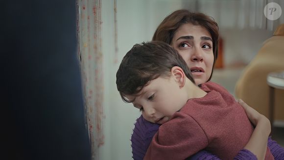 Ceyda leva o filho, Arda, até a casa de Fazilet e Raif e irrita a escritora na novela 'Força de Mulher', capítulo de terça-feira 20 de maio de 2025