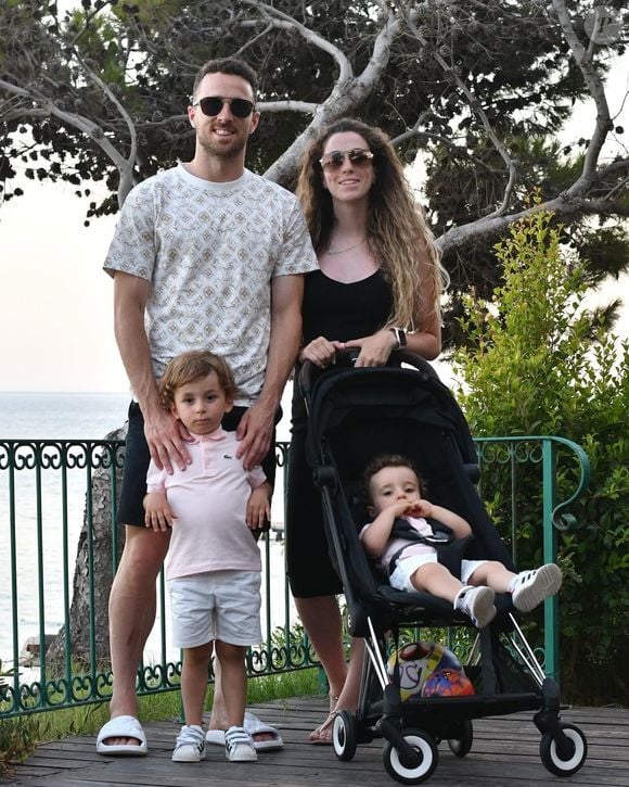 Diogo Jota e Rute Cardoso em foto com dois dos três filhos: Liverpool vai aposentar camisa 20, que o atacante usava