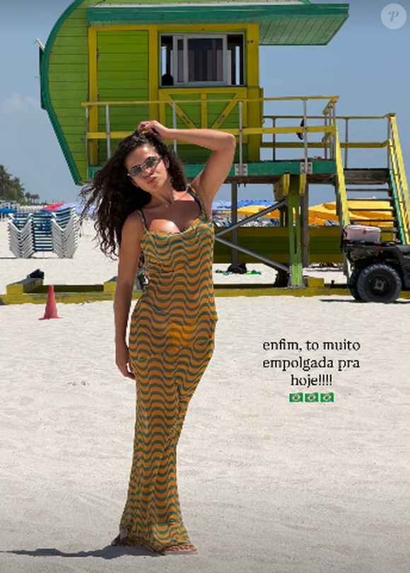 Maisa Silva usou biquíni por baixo de vestido verde e amarelo com transparência