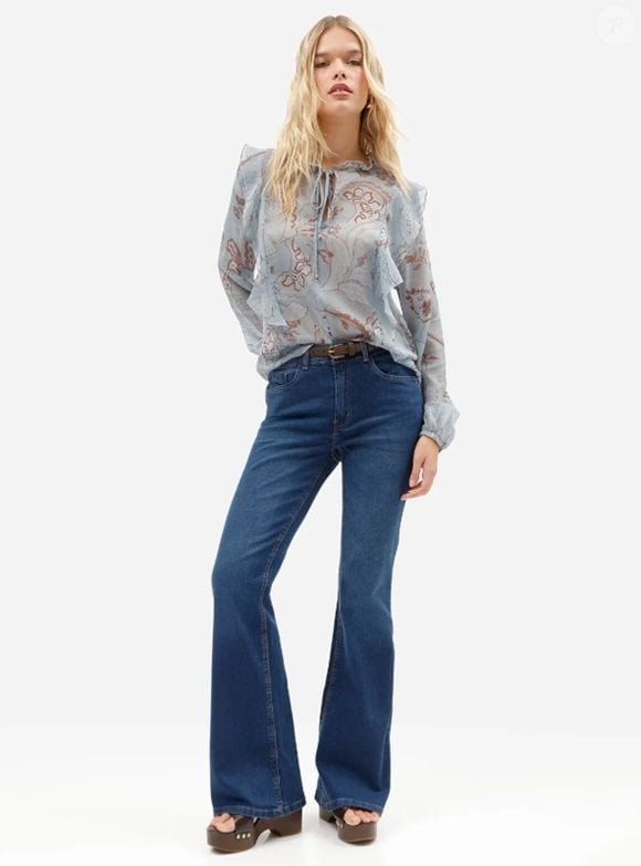 Calça jeans flare feminina de cintura média da C&A