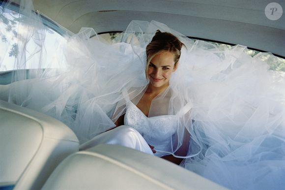 Em 2025, os looks de casamento vão fazer sucesso com vestidos dos anos 1990, ternos coloridos e véus cheios de detalhes