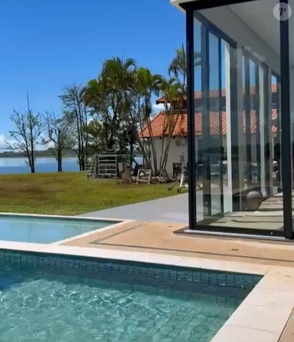 Casa de Sabrina Sato tem vidraças que proporcionam entrada da luz e do ar fresco