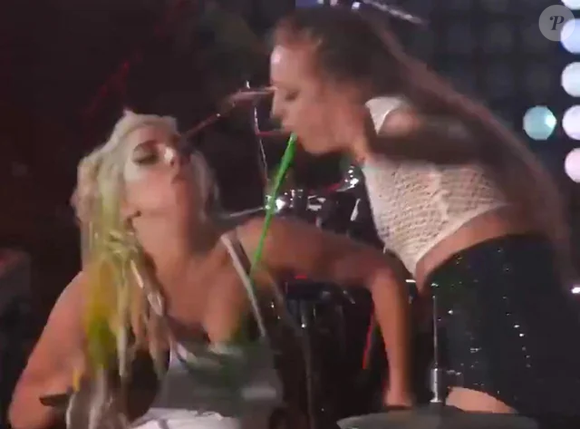 Em 2014, Lady Gaga colocou artista britânica para vomitar em cima dela no palco
