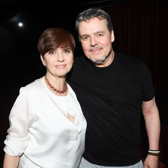 Lídia Brondi prestigiou o marido, Cássio Gabus Mendes, no teatro