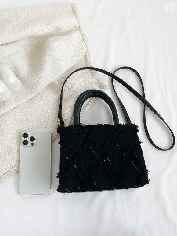 O preço da bolsa na Shein é de R$ 103,78 - bem mais econômica do que uma Chanel!