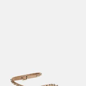 O boho ganha nova leitura na sandália da Zara de R$ 319, que aposta em tiras conectadas ao tornozelo em tom bege neutro, criando um visual sofisticado, confortável e cheio de estilo
