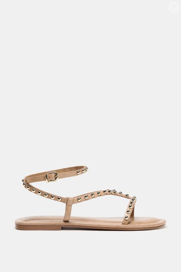 O boho ganha nova leitura na sandália da Zara de R$ 319, que aposta em tiras conectadas ao tornozelo em tom bege neutro, criando um visual sofisticado, confortável e cheio de estilo