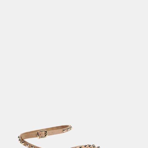 O boho ganha nova leitura na sandália da Zara de R$ 319, que aposta em tiras conectadas ao tornozelo em tom bege neutro, criando um visual sofisticado, confortável e cheio de estilo