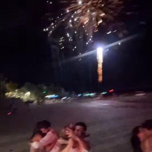 Bruna Marquezine e João Guilherme também celebraram a chegada de 2025 com um abraço.