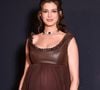 Sinto muito, New Balance! O novo Adidas Samba OG na cor "renda de chocolate" aposta em detalhes românticos, visual retrô e conforto para acompanhar a rotina, inclusive durante a gravidez; a atriz Anne Hathaway está à espera do seu terceiro filho, aos 43 anos