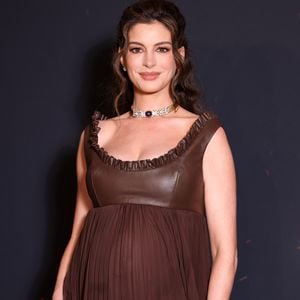 Sinto muito, New Balance! O novo Adidas Samba OG na cor "renda de chocolate" aposta em detalhes românticos, visual retrô e conforto para acompanhar a rotina, inclusive durante a gravidez; a atriz Anne Hathaway está à espera do seu terceiro filho, aos 43 anos