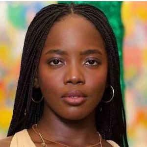 Vaidosa, Clara Moneke explora as possibilidades do cabelo em cena e na vida pessoal
