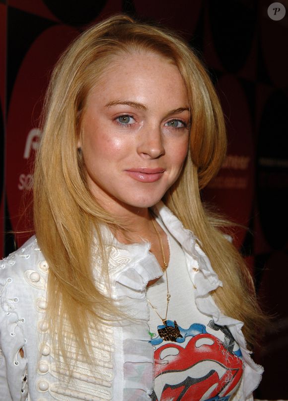 2005: loiríssima, Lindsay Lohan participa de um jantar de gala