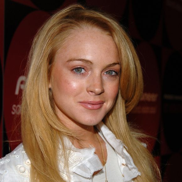 2005: loiríssima, Lindsay Lohan participa de um jantar de gala
