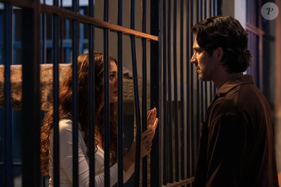 Gerluce (Sophie Charlotte) conta toda a verdade para Paulinho (Romulo Estrela) e o que levou ao roubo das Três Graças.