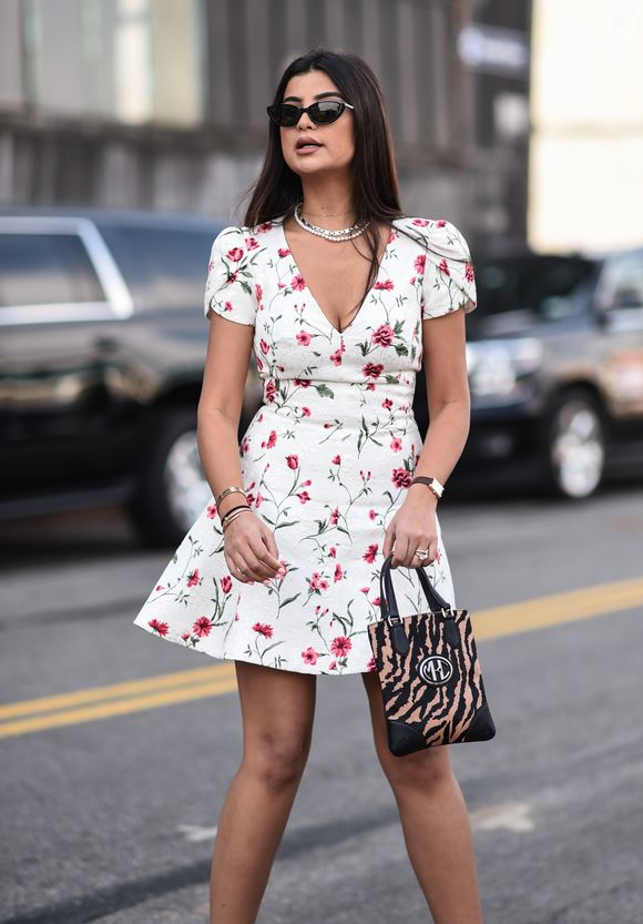 Vestido floral branco: em tamanho míni, essa peça é ideal para dias quentes sem perder a sofisticação