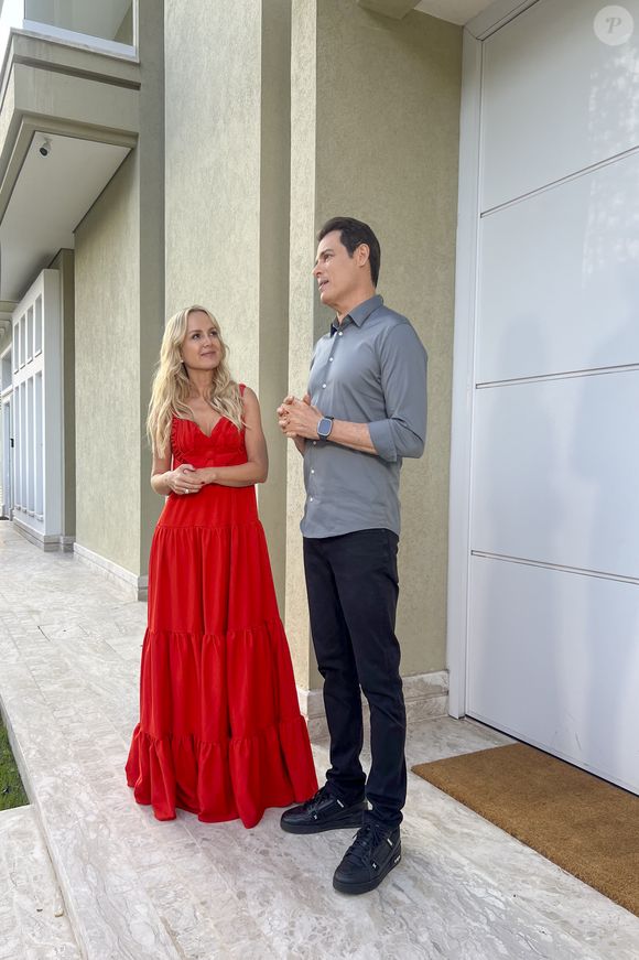 Celso Portiolli exibiu a casa uma única vez na TV aberta, justamente, para alguém que hoje é sua concorrente direta: Eliana