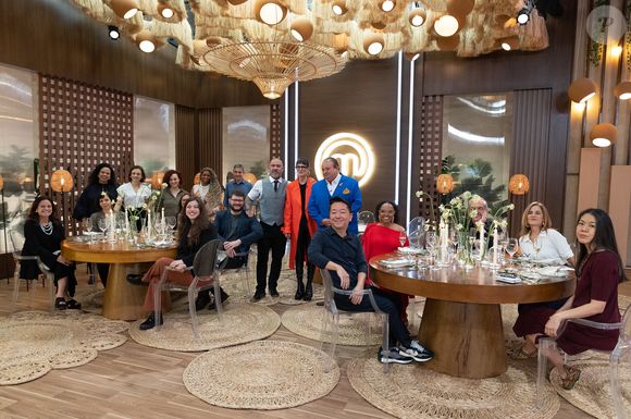 Logo de cara, o público foi surpreendido pelo retorno de duas campeãs da franquia: Elisa Fernandes e Dayse Paparoto. As vencedoras voltaram à cozinha para reforçar os times na primeira prova da noite, que tinha uma missão nada simples... cozinhar para um grupo de críticos gastronômicos exigentes