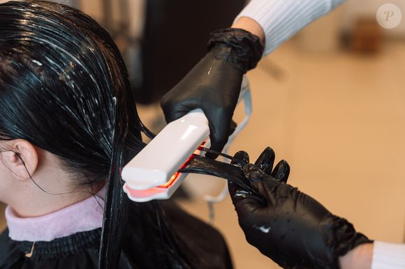 A aplicação de formol em alisamentos, prática conhecida como "escova progressiva com formol", ainda é comum em salões clandestinos, mas representa sérios riscos à saúde
