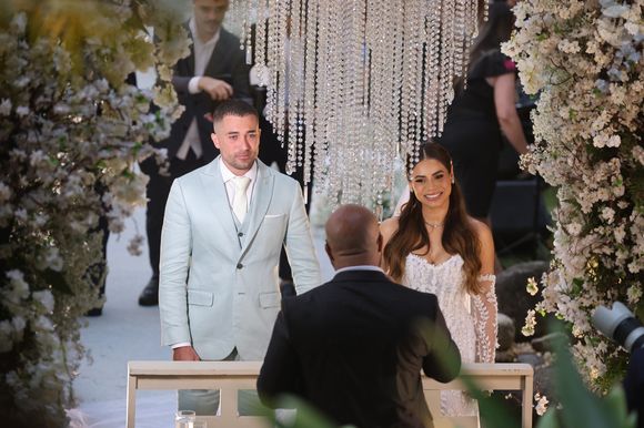 A cantora Lexa e o ator Ricardo Vianna oficializaram a união na tarde desta sexta-feira (10) em uma cerimônia repleta de emoção, elegância e convidados famosos