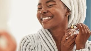Adeus cheiro ruim! Experimentei esses 3 perfumes árabes elegantes e não deu outra: fiquei cheirosa por muito + tempo
