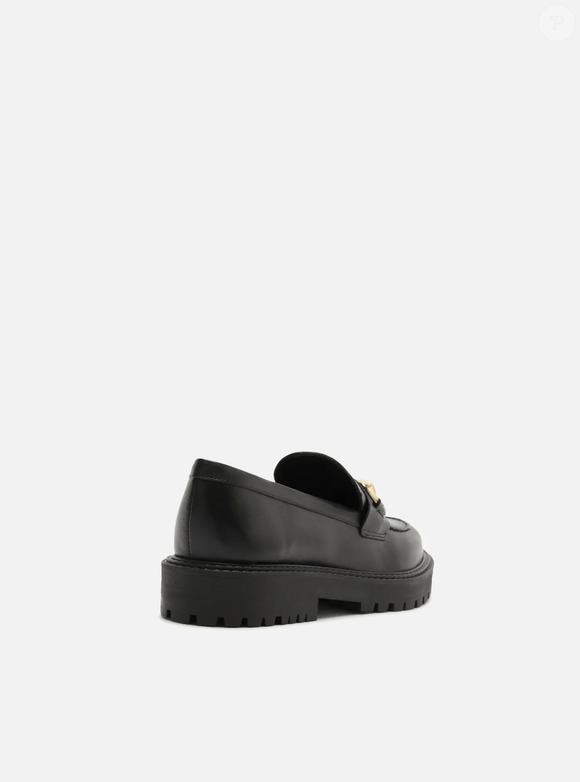 No styling, francesas combinam mocassins com jeans de corte reto, vestidos midi e meias aparentes, criando produções preppy e nada óbvias