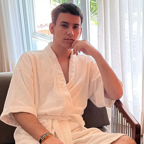 Arthur Urach admite que exerce uma função de proteger a mãe nos bastidores: ‘Querendo ou não, é proteção porque na hora da gravação é uma atriz, saindo da gravação, é minha mãe’