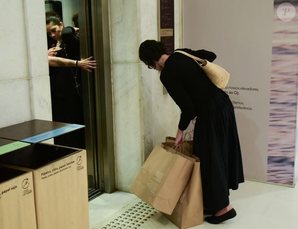 Bruna Marquezine, com 3 sacolas de compras, ganhou ajuda para entrar em elevador