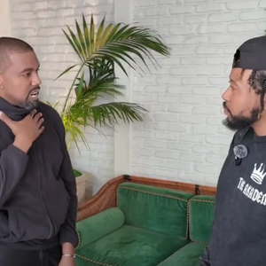 Kanye West em entrevista para o podcast do DJ Akademiks, no YouTube.