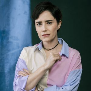 Raul (Paulo Mendes) revela a Samira (Fernanda Vasconcellos) a gravidez de Joélly (Alana Cabral) na novela 'Três Graças', capítulo de segunda-feira, 3 de novembro de 2025