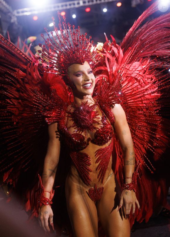 Virgínia Fonseca sofreu com vaias no início do desfile oficial do Carnaval 2026, que marcou sua estreia como rainha de bateria da Grande Rio