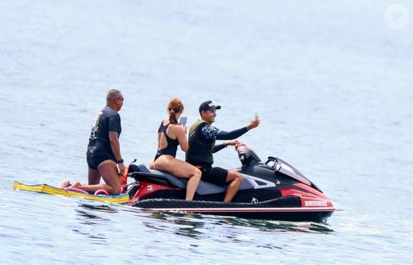 Paolla Oliveira estava na garupa do jet ski em gravação no Rio de Janeiro nesta quarta-feira (04)