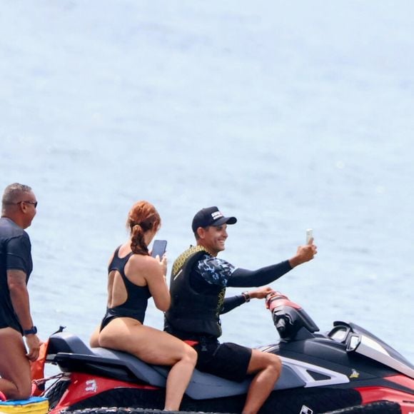 Paolla Oliveira estava na garupa do jet ski em gravação no Rio de Janeiro nesta quarta-feira (04)