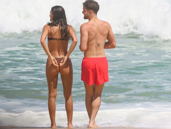 De biquíni, Bruna Marquezine renovou o bronzeado em praia com João Guilherme, filho de Leonardo