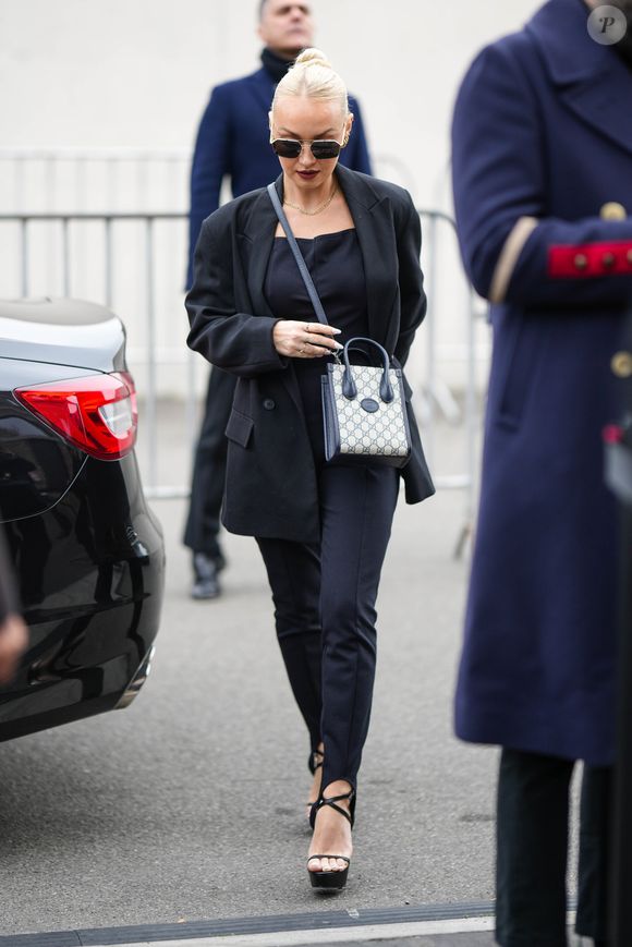 Além disso, o visual colado ao corpo favorece silhuetas marcadas, o que agrada quem busca praticidade sem abrir mão de sensualidade e elegância.