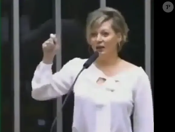 Joice Hasselmann em vídeo de 2022 que virou meme: ‘Toc, toc, toc. Três batidinhas na porta. E aí quem tá do lado de dentro, pergunta: ‘quem é?’. E a resposta é: ‘é a Polícia Federal’’