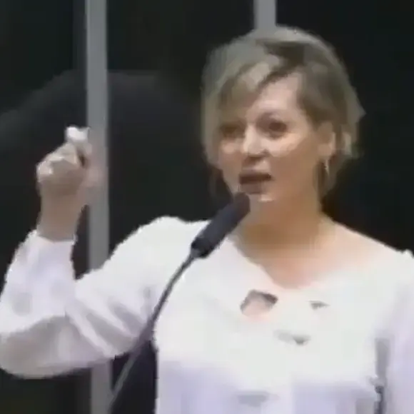 Joice Hasselmann em vídeo de 2022 que virou meme: ‘Toc, toc, toc. Três batidinhas na porta. E aí quem tá do lado de dentro, pergunta: ‘quem é?’. E a resposta é: ‘é a Polícia Federal’’