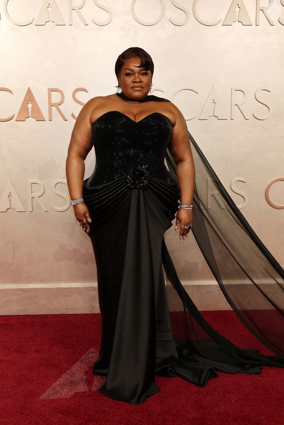 No Oscar 2025, a atriz Da'Vine Joy Randolph elegeu vestido sem alças com decote coração