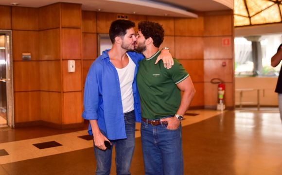 Igor Cosso com o namorado na 29ª Parada LGBT+
