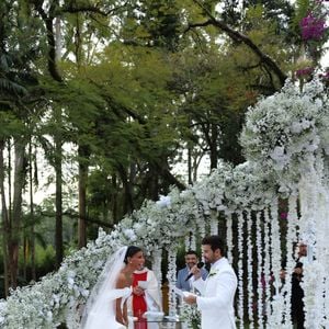 Jakelyne Oliveira e o cantor Mariano disseram "sim" em uma celebração marcada por emoção, beleza e convidados ilustres na tarde desta terça-feira (15).