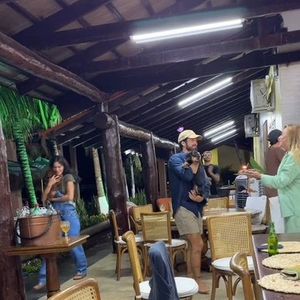 Bruna Marquezine, de jardineira jeans, comemora aniversário de 23 anos de João Guilherme, seu namorado