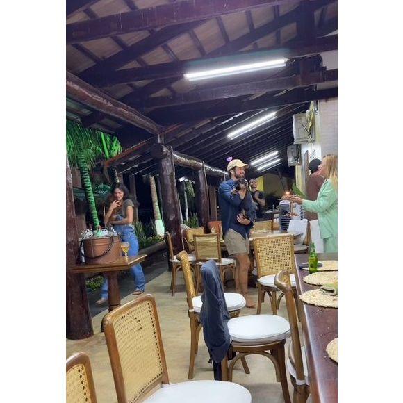 Bruna Marquezine, de jardineira jeans, comemora aniversário de 23 anos de João Guilherme, seu namorado