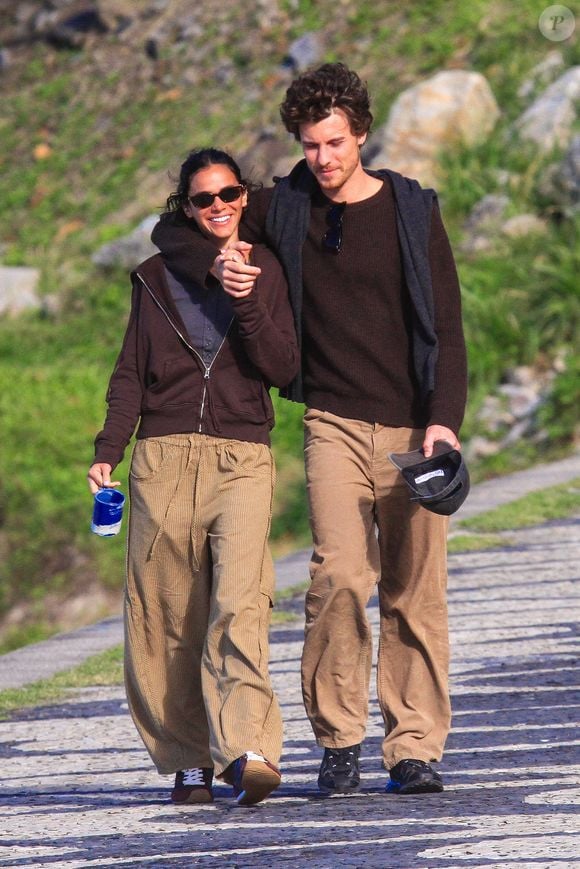 Bruna Marquezine e Shawn Mendes passearam em praia do Rio entre sorrisos e abraços