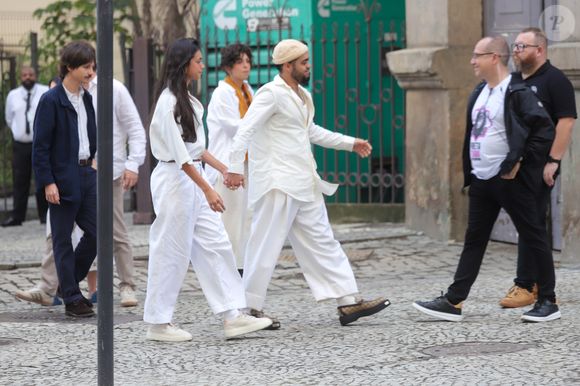Ao chegar no velório de Preta Gil, Francisco Gil foi apoiado por amigos e pela namorada, Alane Dias